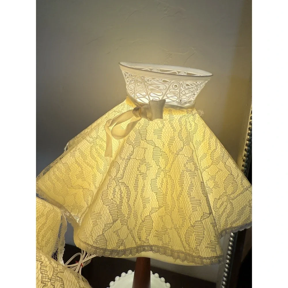 Vintage Table Lamp Pair Boudoir Hobnail White Lace Bedroom 1950s Cottagecore 17